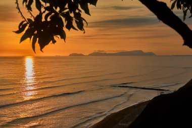 La Costa Verde 'de altın saat titreşimleri. Hiçbir şey Miraflores' de okyanusun üzerinde güneşin batışını izlemenin huzuru kadar güzel olamaz. Lima Peru.