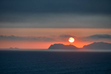 La Costa Verde 'de altın saat titreşimleri. Hiçbir şey Miraflores' de okyanusun üzerinde güneşin batışını izlemenin huzuru kadar güzel olamaz. Lima Peru.