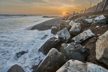 La Costa Verde 'de altın saat titreşimleri. Hiçbir şey Miraflores' de okyanusun üzerinde güneşin batışını izlemenin huzuru kadar güzel olamaz. Lima Peru.
