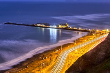 La Costa Verde 'de altın saat titreşimleri. Hiçbir şey Miraflores' de okyanusun üzerinde güneşin batışını izlemenin huzuru kadar güzel olamaz. Lima Peru.