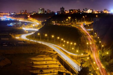 La Costa Verde 'de altın saat titreşimleri. Hiçbir şey Miraflores' de okyanusun üzerinde güneşin batışını izlemenin huzuru kadar güzel olamaz. Lima Peru.