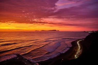 La Costa Verde 'de altın saat titreşimleri. Hiçbir şey Miraflores' de okyanusun üzerinde güneşin batışını izlemenin huzuru kadar güzel olamaz. Lima Peru.
