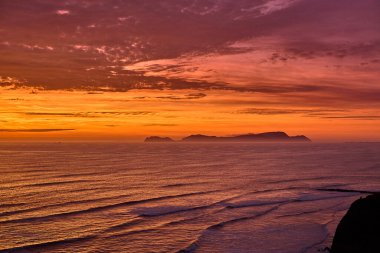 La Costa Verde 'de altın saat titreşimleri. Hiçbir şey Miraflores' de okyanusun üzerinde güneşin batışını izlemenin huzuru kadar güzel olamaz. Lima Peru.