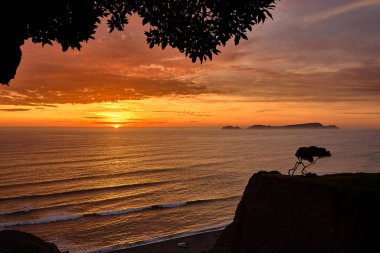 La Costa Verde 'de altın saat titreşimleri. Hiçbir şey Miraflores' de okyanusun üzerinde güneşin batışını izlemenin huzuru kadar güzel olamaz. Lima Peru.
