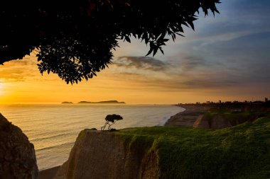 La Costa Verde 'de altın saat titreşimleri. Hiçbir şey Miraflores' de okyanusun üzerinde güneşin batışını izlemenin huzuru kadar güzel olamaz. Lima Peru.