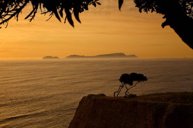 La Costa Verde 'de altın saat titreşimleri. Hiçbir şey Miraflores' de okyanusun üzerinde güneşin batışını izlemenin huzuru kadar güzel olamaz. Lima Peru.