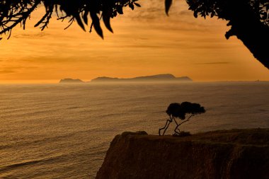La Costa Verde 'de altın saat titreşimleri. Hiçbir şey Miraflores' de okyanusun üzerinde güneşin batışını izlemenin huzuru kadar güzel olamaz. Lima Peru.