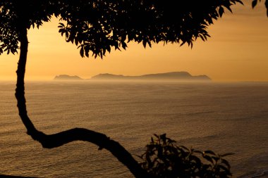 La Costa Verde 'de altın saat titreşimleri. Hiçbir şey Miraflores' de okyanusun üzerinde güneşin batışını izlemenin huzuru kadar güzel olamaz. Lima Peru.