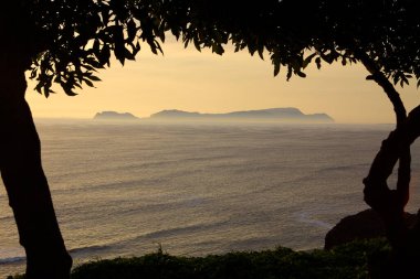 La Costa Verde 'de altın saat titreşimleri. Hiçbir şey Miraflores' de okyanusun üzerinde güneşin batışını izlemenin huzuru kadar güzel olamaz. Lima Peru.