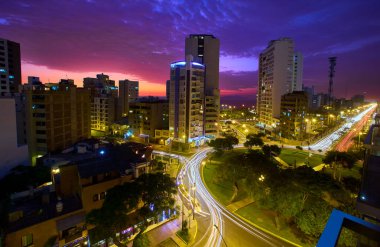 La Costa Verde 'de altın saat titreşimleri. Hiçbir şey Miraflores' de okyanusun üzerinde güneşin batışını izlemenin huzuru kadar güzel olamaz. Lima Peru.