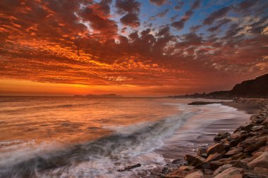 La Costa Verde 'de altın saat titreşimleri. Hiçbir şey Miraflores' de okyanusun üzerinde güneşin batışını izlemenin huzuru kadar güzel olamaz. Lima Peru.