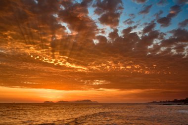La Costa Verde 'de altın saat titreşimleri. Hiçbir şey Miraflores' de okyanusun üzerinde güneşin batışını izlemenin huzuru kadar güzel olamaz. Lima Peru.