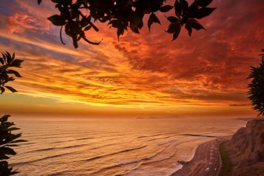La Costa Verde 'de altın saat titreşimleri. Hiçbir şey Miraflores' de okyanusun üzerinde güneşin batışını izlemenin huzuru kadar güzel olamaz. Lima Peru.