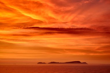 La Costa Verde 'de altın saat titreşimleri. Hiçbir şey Miraflores' de okyanusun üzerinde güneşin batışını izlemenin huzuru kadar güzel olamaz. Lima Peru.