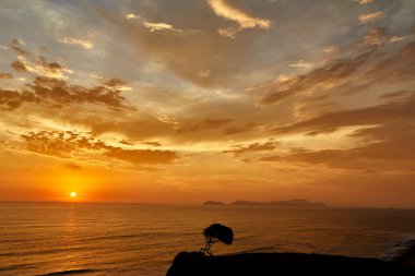 La Costa Verde 'de altın saat titreşimleri. Hiçbir şey Miraflores' de okyanusun üzerinde güneşin batışını izlemenin huzuru kadar güzel olamaz. Lima Peru.