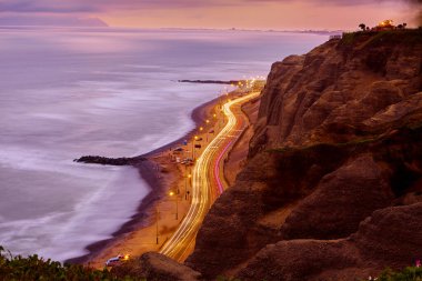 La Costa Verde 'de altın saat titreşimleri. Hiçbir şey Miraflores' de okyanusun üzerinde güneşin batışını izlemenin huzuru kadar güzel olamaz. Lima Peru.