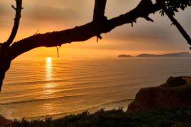 La Costa Verde 'de altın saat titreşimleri. Hiçbir şey Miraflores' de okyanusun üzerinde güneşin batışını izlemenin huzuru kadar güzel olamaz. Lima Peru.