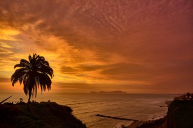 La Costa Verde 'de altın saat titreşimleri. Hiçbir şey Miraflores' de okyanusun üzerinde güneşin batışını izlemenin huzuru kadar güzel olamaz. Lima Peru.