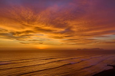 La Costa Verde 'de altın saat titreşimleri. Hiçbir şey Miraflores' de okyanusun üzerinde güneşin batışını izlemenin huzuru kadar güzel olamaz. Lima Peru.