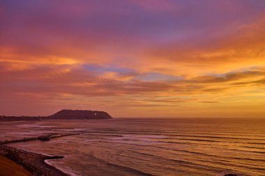 La Costa Verde 'de altın saat titreşimleri. Hiçbir şey Miraflores' de okyanusun üzerinde güneşin batışını izlemenin huzuru kadar güzel olamaz. Lima Peru.