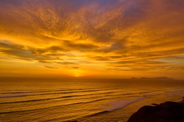 La Costa Verde 'de altın saat titreşimleri. Hiçbir şey Miraflores' de okyanusun üzerinde güneşin batışını izlemenin huzuru kadar güzel olamaz. Lima Peru.