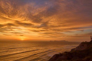 La Costa Verde 'de altın saat titreşimleri. Hiçbir şey Miraflores' de okyanusun üzerinde güneşin batışını izlemenin huzuru kadar güzel olamaz. Lima Peru.
