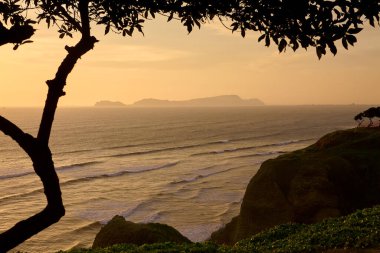 La Costa Verde 'de altın saat titreşimleri. Hiçbir şey Miraflores' de okyanusun üzerinde güneşin batışını izlemenin huzuru kadar güzel olamaz. Lima Peru.