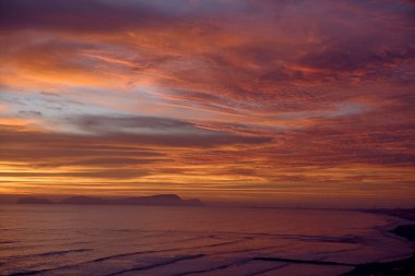 La Costa Verde 'de altın saat titreşimleri. Hiçbir şey Miraflores' de okyanusun üzerinde güneşin batışını izlemenin huzuru kadar güzel olamaz. Lima Peru.
