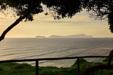 La Costa Verde 'de altın saat titreşimleri. Hiçbir şey Miraflores' de okyanusun üzerinde güneşin batışını izlemenin huzuru kadar güzel olamaz. Lima Peru.