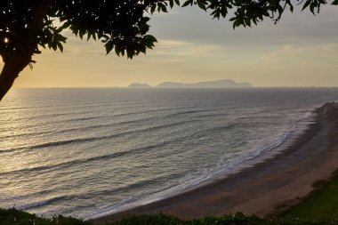 La Costa Verde 'de altın saat titreşimleri. Hiçbir şey Miraflores' de okyanusun üzerinde güneşin batışını izlemenin huzuru kadar güzel olamaz. Lima Peru.