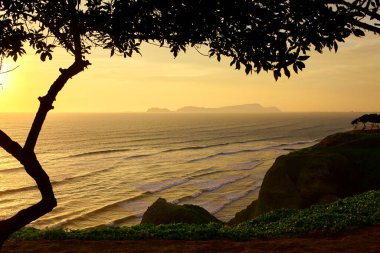 La Costa Verde 'de altın saat titreşimleri. Hiçbir şey Miraflores' de okyanusun üzerinde güneşin batışını izlemenin huzuru kadar güzel olamaz. Lima Peru.