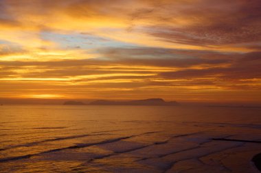 La Costa Verde 'de altın saat titreşimleri. Hiçbir şey Miraflores' de okyanusun üzerinde güneşin batışını izlemenin huzuru kadar güzel olamaz. Lima Peru.
