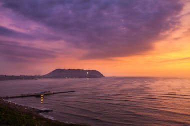 La Costa Verde 'de altın saat titreşimleri. Hiçbir şey Miraflores' de okyanusun üzerinde güneşin batışını izlemenin huzuru kadar güzel olamaz. Lima Peru.