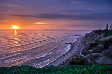 La Costa Verde 'de altın saat titreşimleri. Hiçbir şey Miraflores' de okyanusun üzerinde güneşin batışını izlemenin huzuru kadar güzel olamaz. Lima Peru.