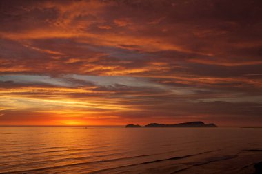 La Costa Verde 'de altın saat titreşimleri. Hiçbir şey Miraflores' de okyanusun üzerinde güneşin batışını izlemenin huzuru kadar güzel olamaz. Lima Peru.