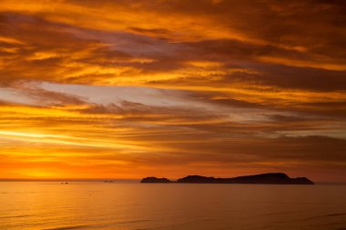 La Costa Verde 'de altın saat titreşimleri. Hiçbir şey Miraflores' de okyanusun üzerinde güneşin batışını izlemenin huzuru kadar güzel olamaz. Lima Peru.