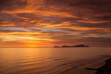 La Costa Verde 'de altın saat titreşimleri. Hiçbir şey Miraflores' de okyanusun üzerinde güneşin batışını izlemenin huzuru kadar güzel olamaz. Lima Peru.