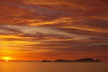 La Costa Verde 'de altın saat titreşimleri. Hiçbir şey Miraflores' de okyanusun üzerinde güneşin batışını izlemenin huzuru kadar güzel olamaz. Lima Peru.