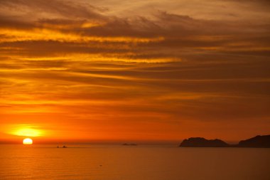 La Costa Verde 'de altın saat titreşimleri. Hiçbir şey Miraflores' de okyanusun üzerinde güneşin batışını izlemenin huzuru kadar güzel olamaz. Lima Peru.