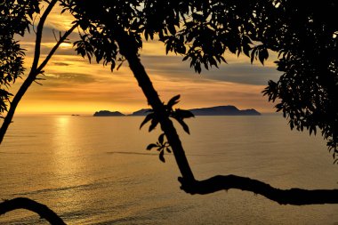 La Costa Verde 'de altın saat titreşimleri. Hiçbir şey Miraflores' de okyanusun üzerinde güneşin batışını izlemenin huzuru kadar güzel olamaz. Lima Peru.