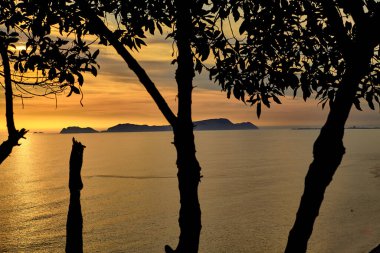 La Costa Verde 'de altın saat titreşimleri. Hiçbir şey Miraflores' de okyanusun üzerinde güneşin batışını izlemenin huzuru kadar güzel olamaz. Lima Peru.