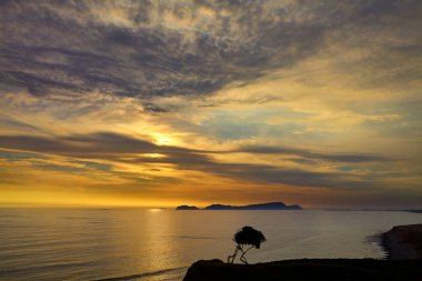 La Costa Verde 'de altın saat titreşimleri. Hiçbir şey Miraflores' de okyanusun üzerinde güneşin batışını izlemenin huzuru kadar güzel olamaz. Lima Peru.