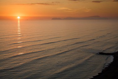 La Costa Verde 'de altın saat titreşimleri. Hiçbir şey Miraflores' de okyanusun üzerinde güneşin batışını izlemenin huzuru kadar güzel olamaz. Lima Peru.