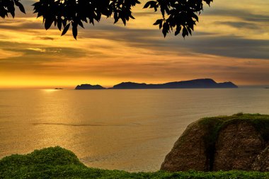 La Costa Verde 'de altın saat titreşimleri. Hiçbir şey Miraflores' de okyanusun üzerinde güneşin batışını izlemenin huzuru kadar güzel olamaz. Lima Peru.