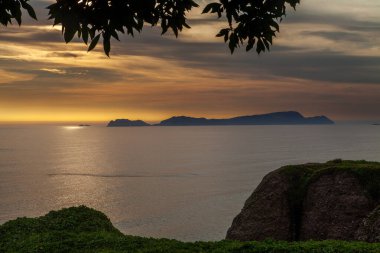 La Costa Verde 'de altın saat titreşimleri. Hiçbir şey Miraflores' de okyanusun üzerinde güneşin batışını izlemenin huzuru kadar güzel olamaz. Lima Peru.