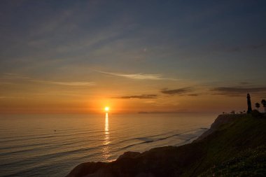 La Costa Verde 'de altın saat titreşimleri. Hiçbir şey Miraflores' de okyanusun üzerinde güneşin batışını izlemenin huzuru kadar güzel olamaz. Lima Peru.