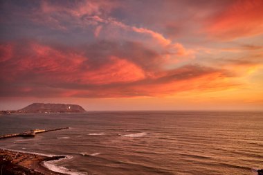 La Costa Verde 'de altın saat titreşimleri. Hiçbir şey Miraflores' de okyanusun üzerinde güneşin batışını izlemenin huzuru kadar güzel olamaz. Lima Peru.