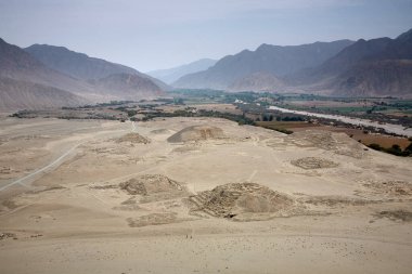 Amerika 'daki medeniyetin beşiğini araştırıyoruz. Dünyanın en eski şehirlerinden biri olan Caral 5000 yıldan daha eskiye dayanıyor. Piramitleri ve karmaşık yapıları bize atalarımızın yaratıcılığını ve dayanıklılığını hatırlatıyor..