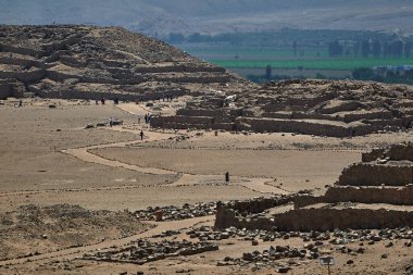 Amerika 'daki medeniyetin beşiğini araştırıyoruz. Dünyanın en eski şehirlerinden biri olan Caral 5000 yıldan daha eskiye dayanıyor. Piramitleri ve karmaşık yapıları bize atalarımızın yaratıcılığını ve dayanıklılığını hatırlatıyor..