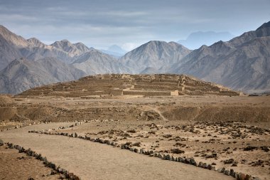 Amerika 'daki medeniyetin beşiğini araştırıyoruz. Dünyanın en eski şehirlerinden biri olan Caral 5000 yıldan daha eskiye dayanıyor. Piramitleri ve karmaşık yapıları bize atalarımızın yaratıcılığını ve dayanıklılığını hatırlatıyor..